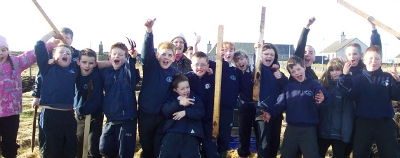 Iochdar School Pupils enjoy planting trees Feb 07